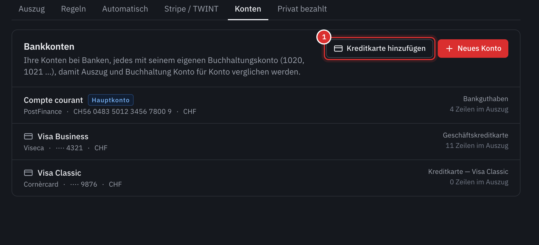 Der Tab Konten der Bank: das Kontokorrent PostFinance und zwei Kreditkarten, Visa Business von Viseca und Visa Classic von Cornèrcard, jede mit ihrem Buchhaltungskonto, und die Schaltfläche Kreditkarte hinzufügen.