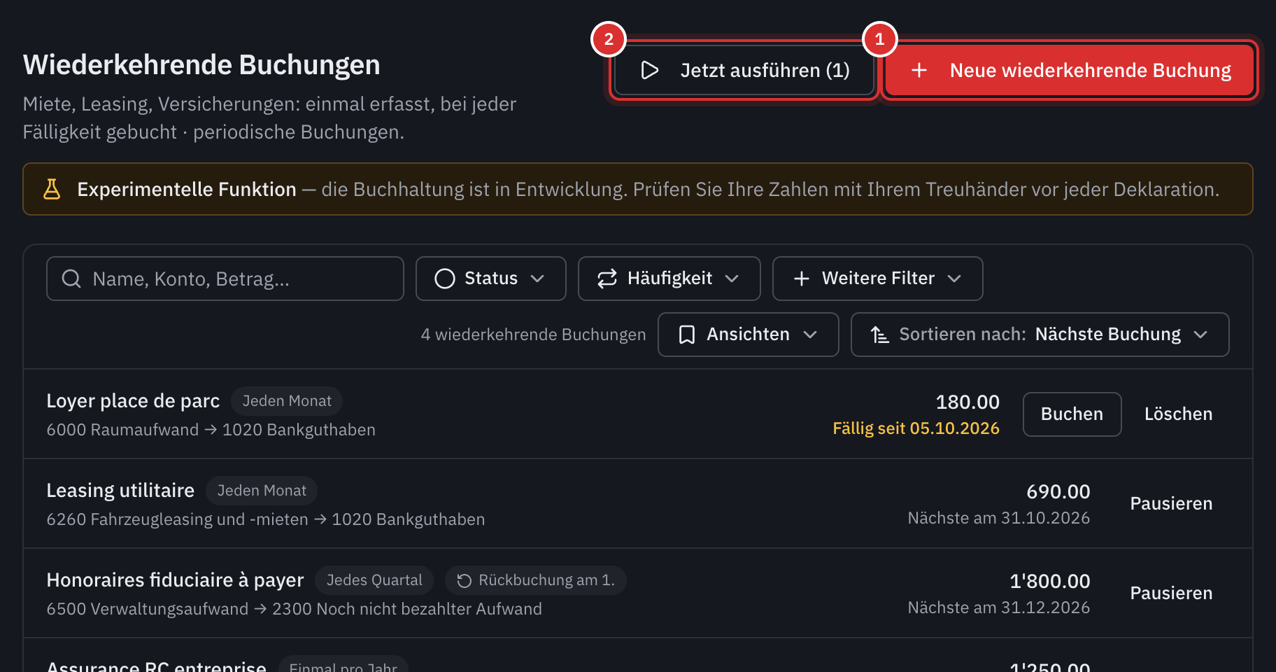 Die Liste der wiederkehrenden Buchungen: eine fällige Parkplatzmiete mit der Schaltfläche Buchen, ein Leasing, noch zu bezahlende Honorare mit Rückbuchung am 1. und eine jährliche Versicherung.