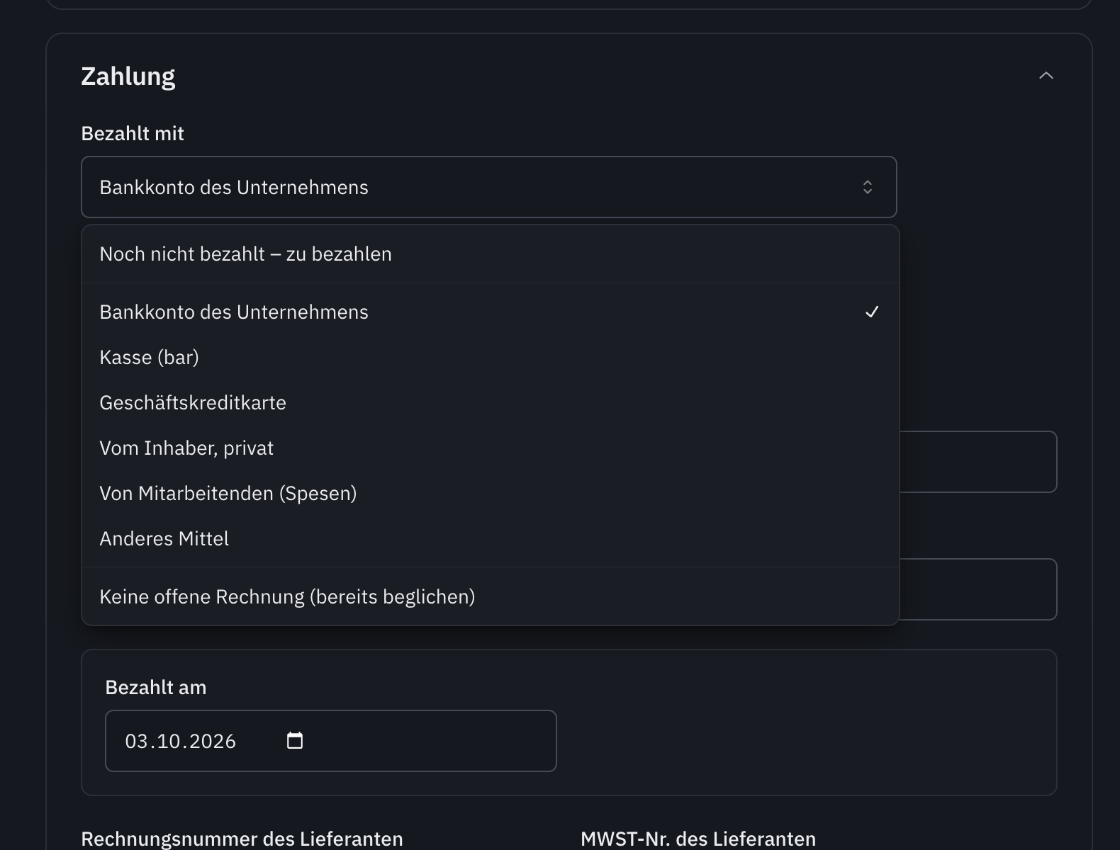 Die geöffnete Liste Bezahlt mit: Noch nicht bezahlt – zu bezahlen, Bankkonto des Unternehmens, Kasse, Geschäftskreditkarte, Vom Inhaber, Von Mitarbeitenden, Anderes Mittel und Keine offene Rechnung.