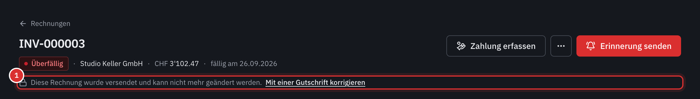 Der Kopf einer überfälligen Rechnung mit der Meldung, dass die Rechnung versendet wurde und nicht mehr geändert werden kann, und dem Link Mit einer Gutschrift korrigieren.