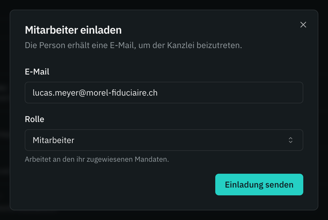 Das Fenster Mitarbeiter einladen: die E-Mail, die Rolle Mitarbeiter und die Schaltfläche Einladung senden.