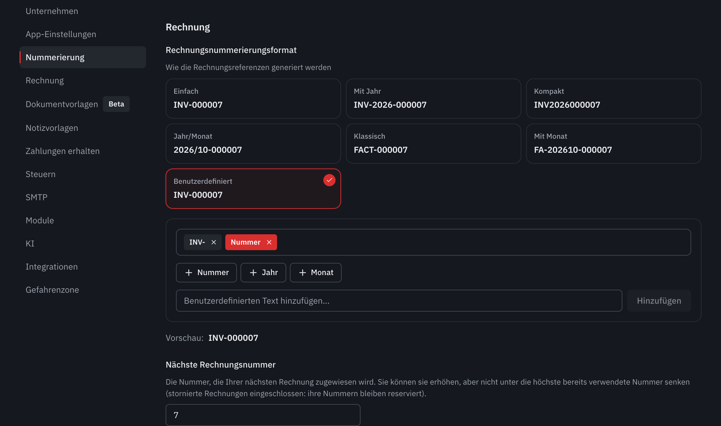 Der Editor für ein benutzerdefiniertes Format: die Elemente des Formats, die Schaltflächen der Variablen und das Textfeld.