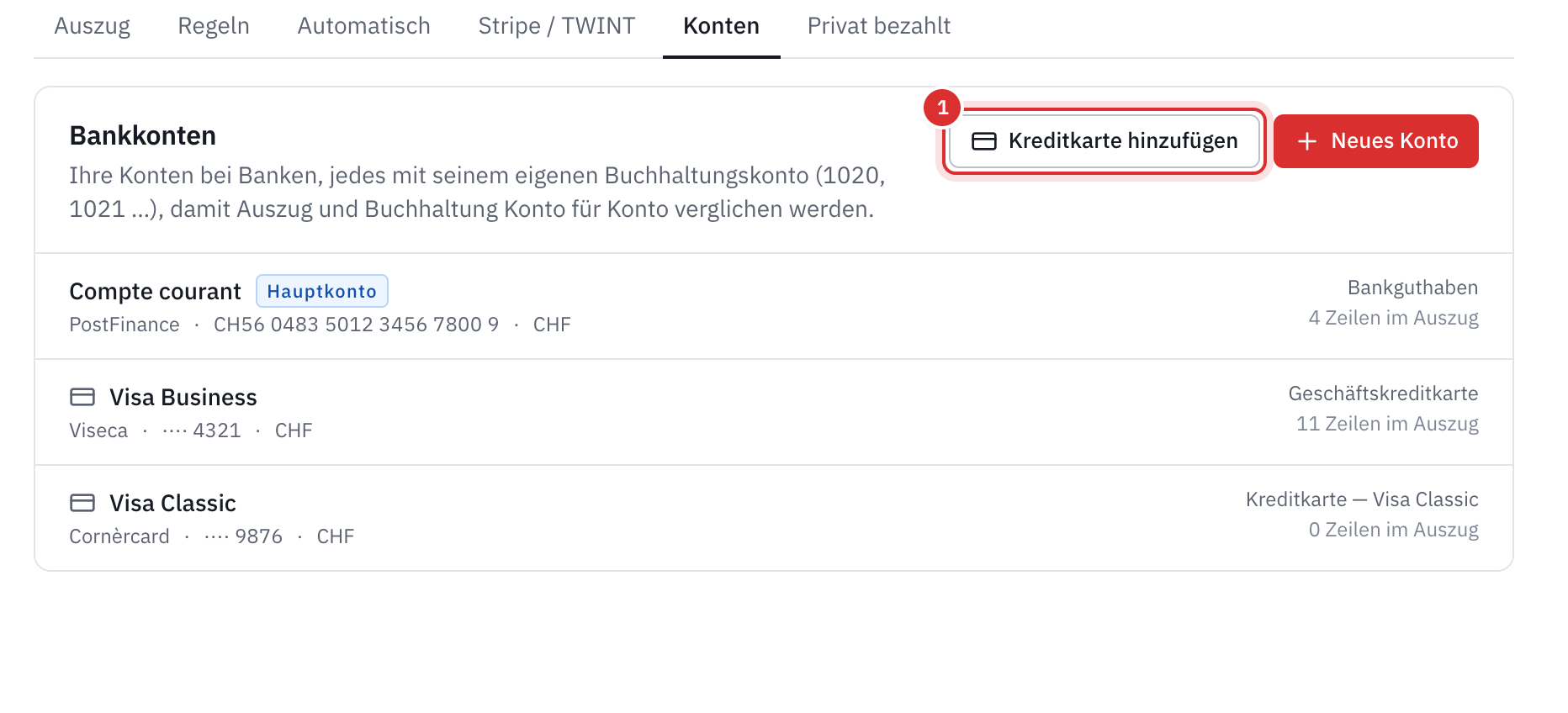 Der Tab Konten der Bank: das Kontokorrent PostFinance und zwei Kreditkarten, Visa Business von Viseca und Visa Classic von Cornèrcard, jede mit ihrem Buchhaltungskonto, und die Schaltfläche Kreditkarte hinzufügen.
