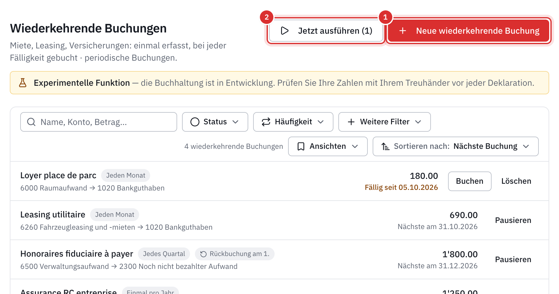 Die Liste der wiederkehrenden Buchungen: eine fällige Parkplatzmiete mit der Schaltfläche Buchen, ein Leasing, noch zu bezahlende Honorare mit Rückbuchung am 1. und eine jährliche Versicherung.