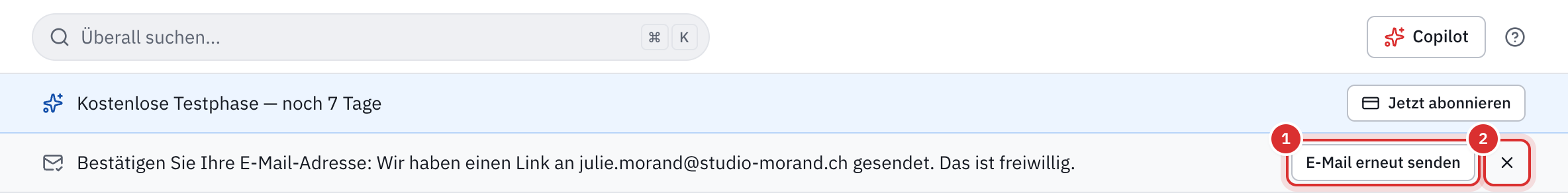 Unter der oberen Leiste und dem Banner der kostenlosen Testphase der Hinweis Bestätigen Sie Ihre E-Mail-Adresse: Wir haben einen Link an julie.morand@studio-morand.ch gesendet. Das ist freiwillig., mit der Schaltfläche E-Mail erneut senden und dem Kreuz.