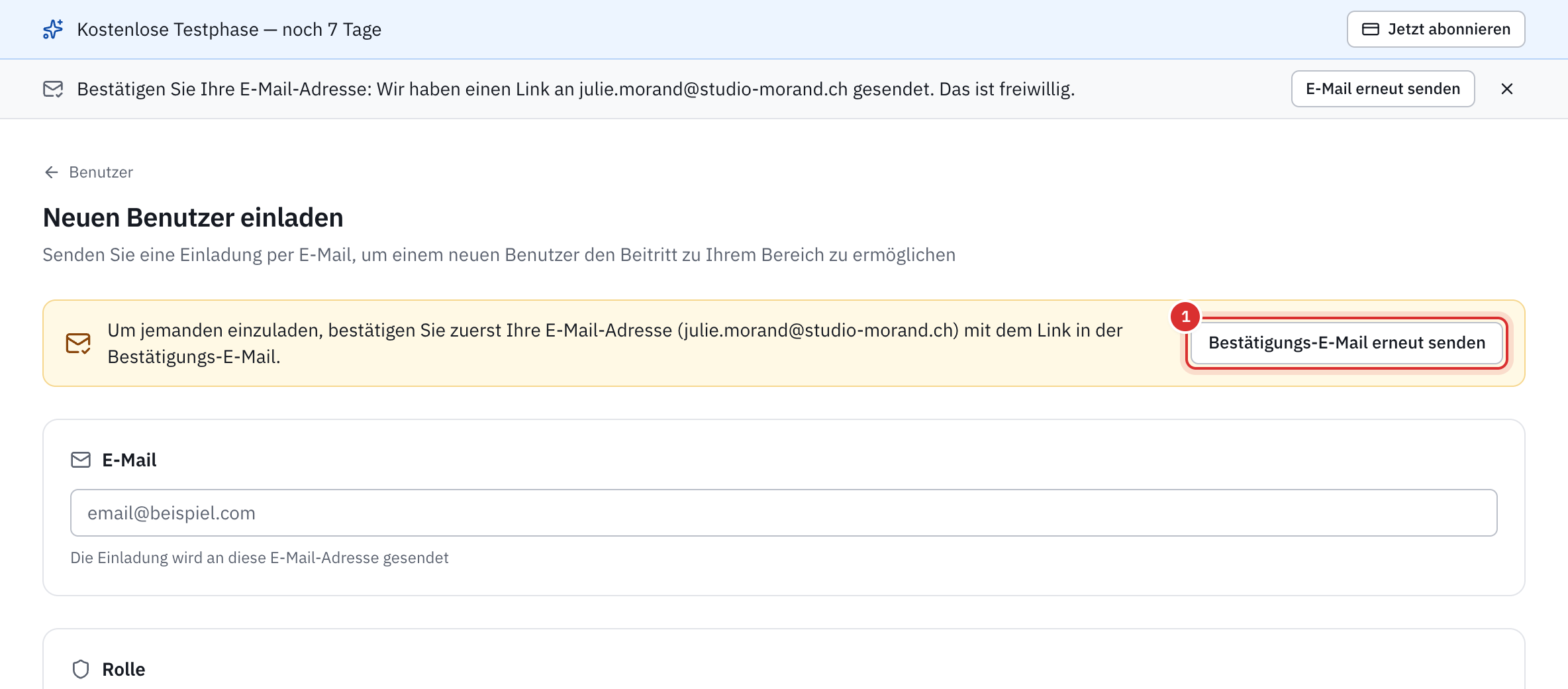 Die Seite Neuen Benutzer einladen eines Kontos mit unbestätigter Adresse: die Meldung Um jemanden einzuladen, bestätigen Sie zuerst Ihre E-Mail-Adresse, mit der Schaltfläche Bestätigungs-E-Mail erneut senden.