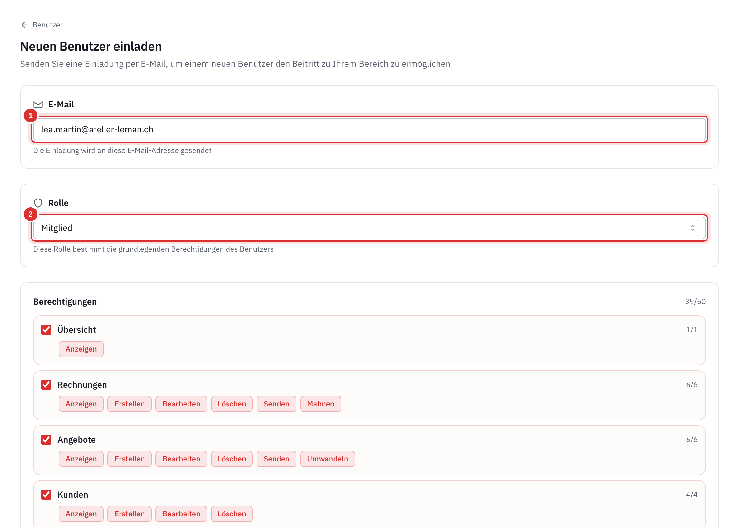 Die Seite Neuen Benutzer einladen: die E-Mail, die gewählte Rolle Mitglied und die angekreuzten Berechtigungen, Bereich für Bereich.