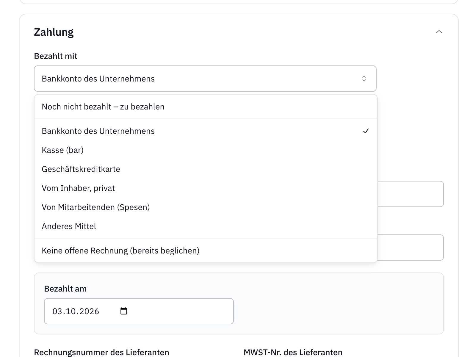 Die geöffnete Liste Bezahlt mit: Noch nicht bezahlt – zu bezahlen, Bankkonto des Unternehmens, Kasse, Geschäftskreditkarte, Vom Inhaber, Von Mitarbeitenden, Anderes Mittel und Keine offene Rechnung.