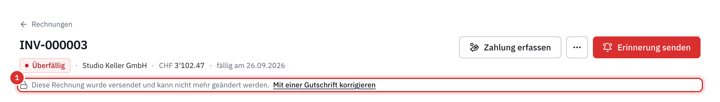 Der Kopf einer überfälligen Rechnung mit der Meldung, dass die Rechnung versendet wurde und nicht mehr geändert werden kann, und dem Link Mit einer Gutschrift korrigieren.
