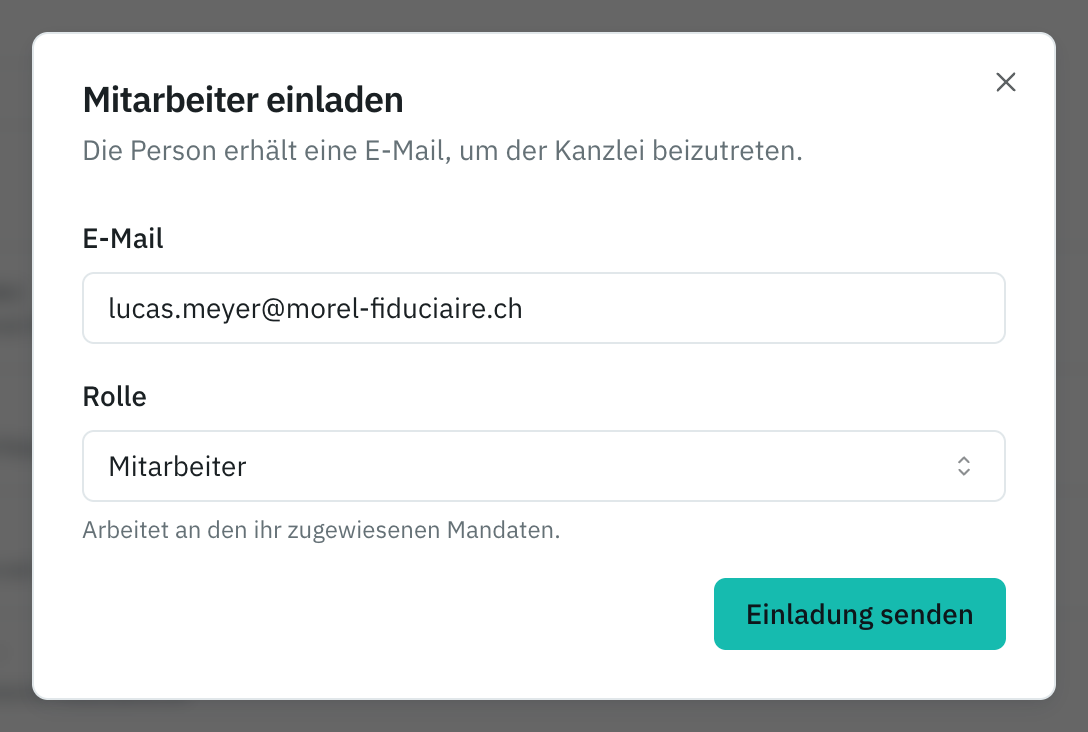 Das Fenster Mitarbeiter einladen: die E-Mail, die Rolle Mitarbeiter und die Schaltfläche Einladung senden.