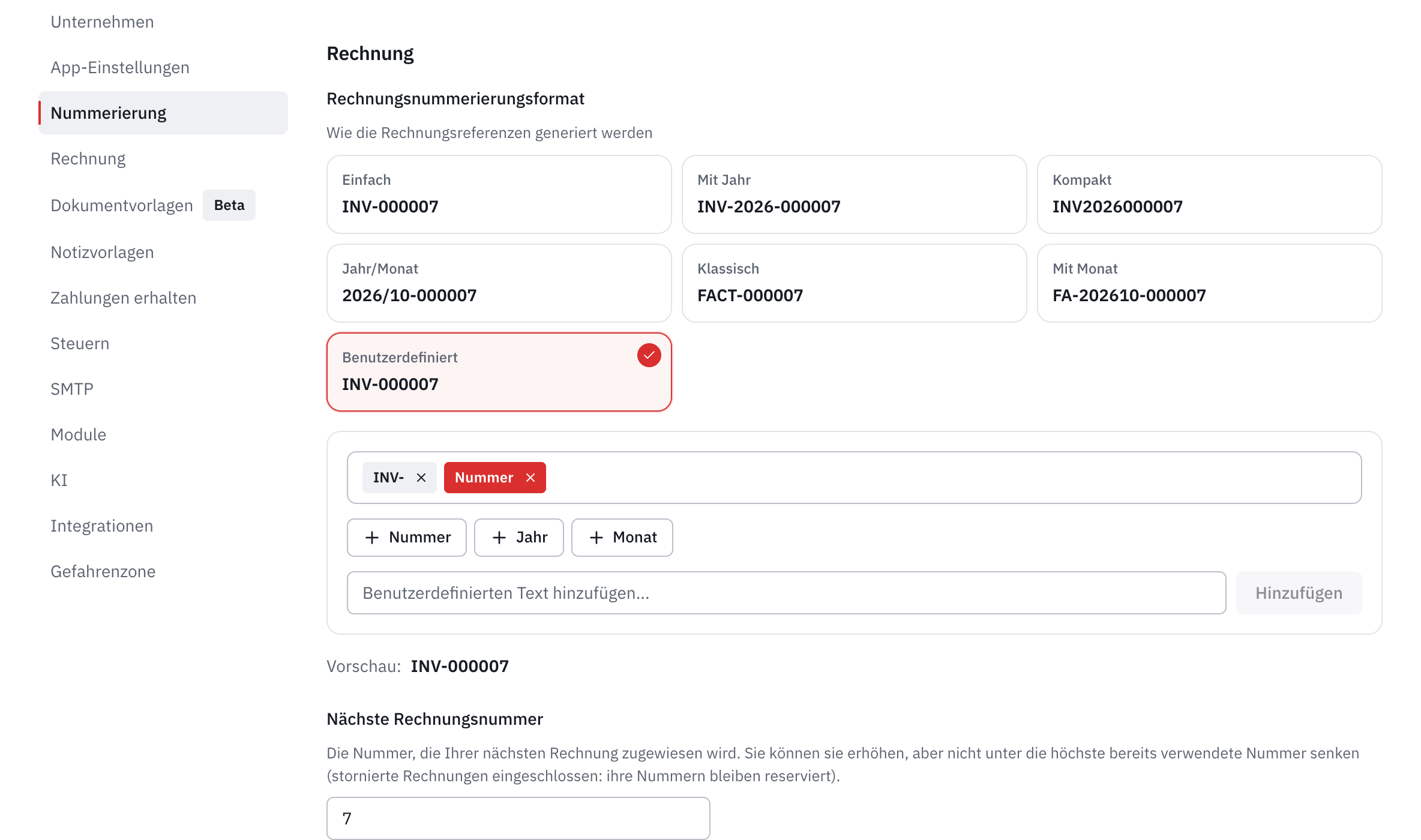 Der Editor für ein benutzerdefiniertes Format: die Elemente des Formats, die Schaltflächen der Variablen und das Textfeld.