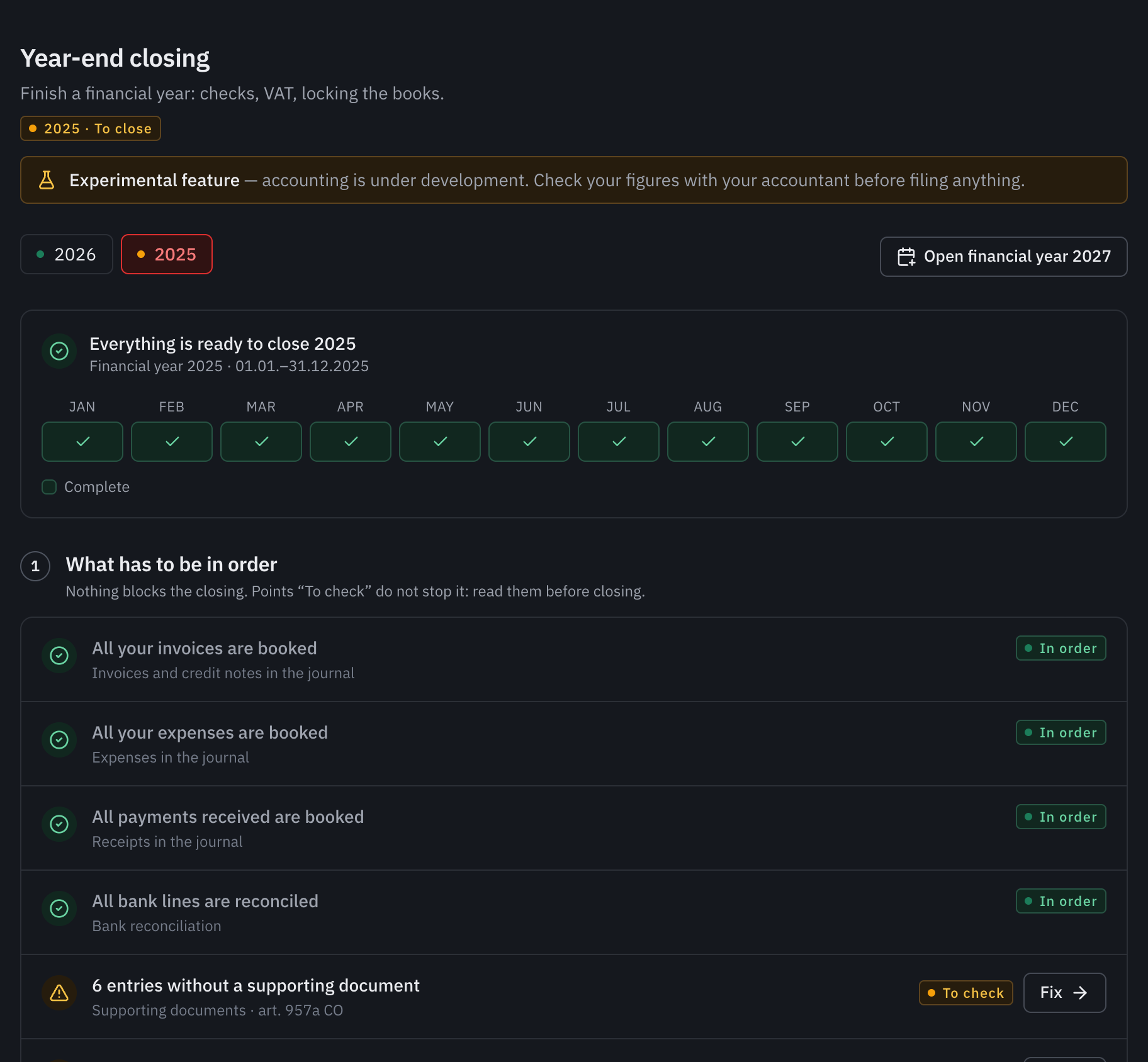 The Year-end closing page for 2025: Everything is ready to close 2025, the twelve complete months and the start of the list of checks.
