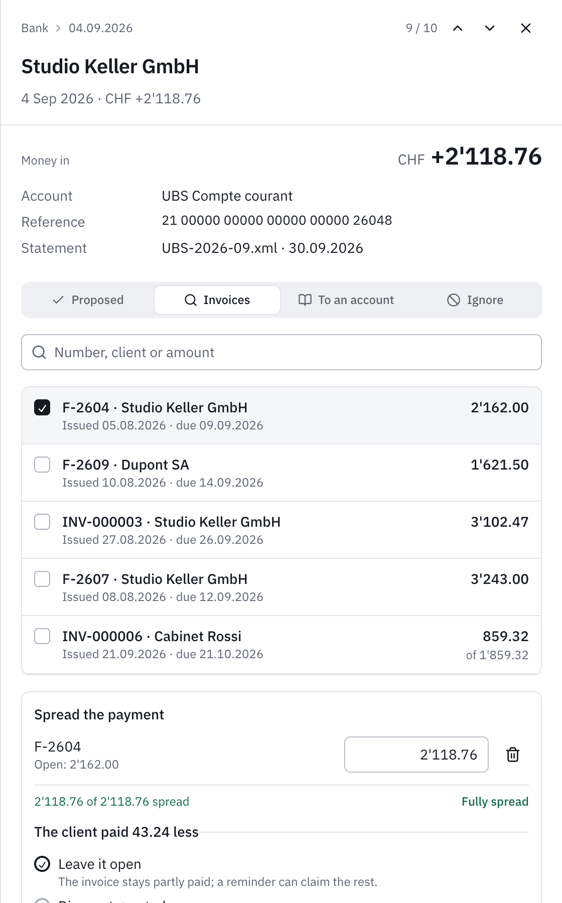 A payment of 2’118.76 spread over invoice F-2604 of 2’162.00, and the three choices for the missing 43.24: Leave it open, Discount granted, Bank fees kept by the customer.