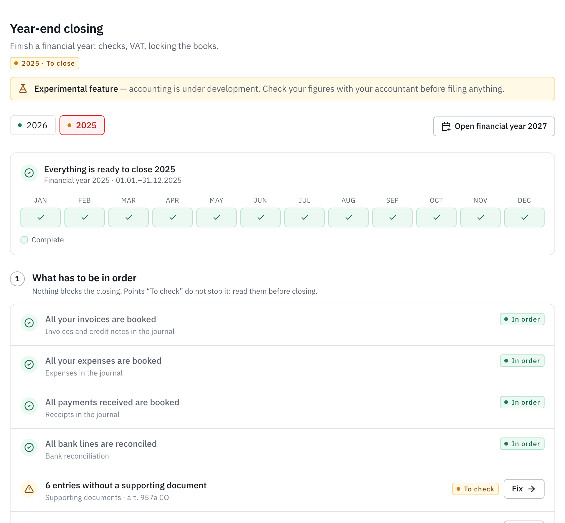 The Year-end closing page for 2025: Everything is ready to close 2025, the twelve complete months and the start of the list of checks.