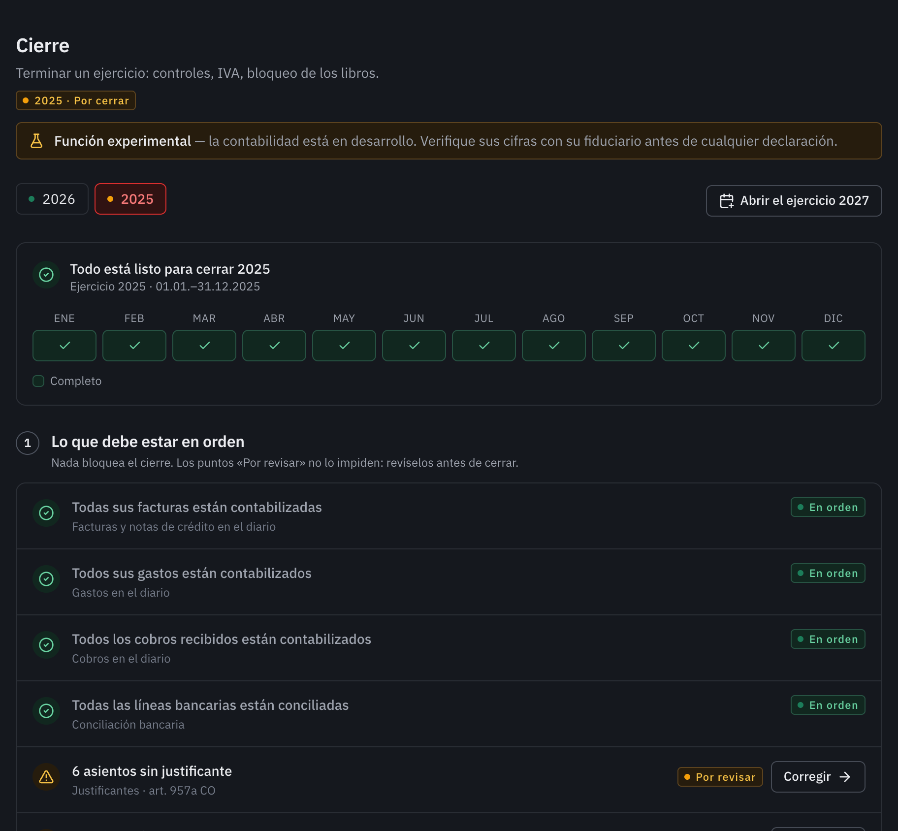La página Cierre del ejercicio 2025: el ejercicio listo para cerrarse, los doce meses completos y el principio de la lista de controles.