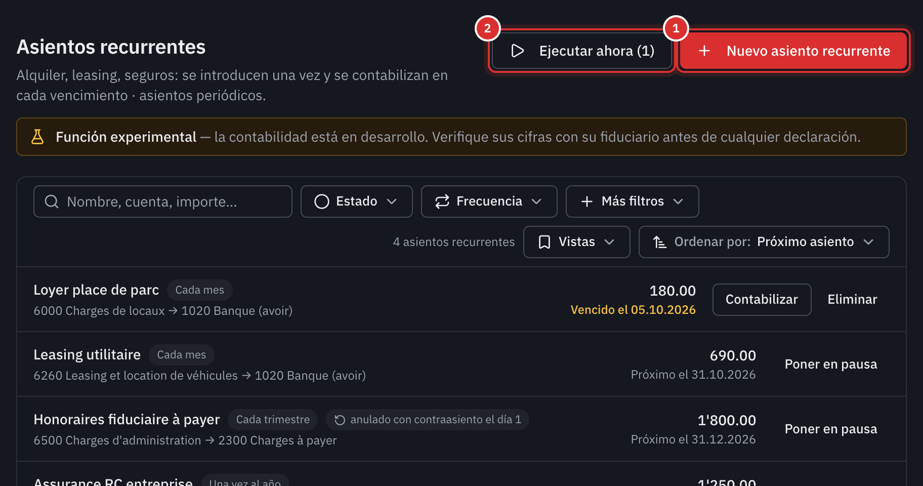 La lista de asientos recurrentes: un alquiler de plaza de aparcamiento vencido con el botón Contabilizar, un leasing, unos honorarios pendientes de pago anulados con contraasiento el día 1 y un seguro anual.