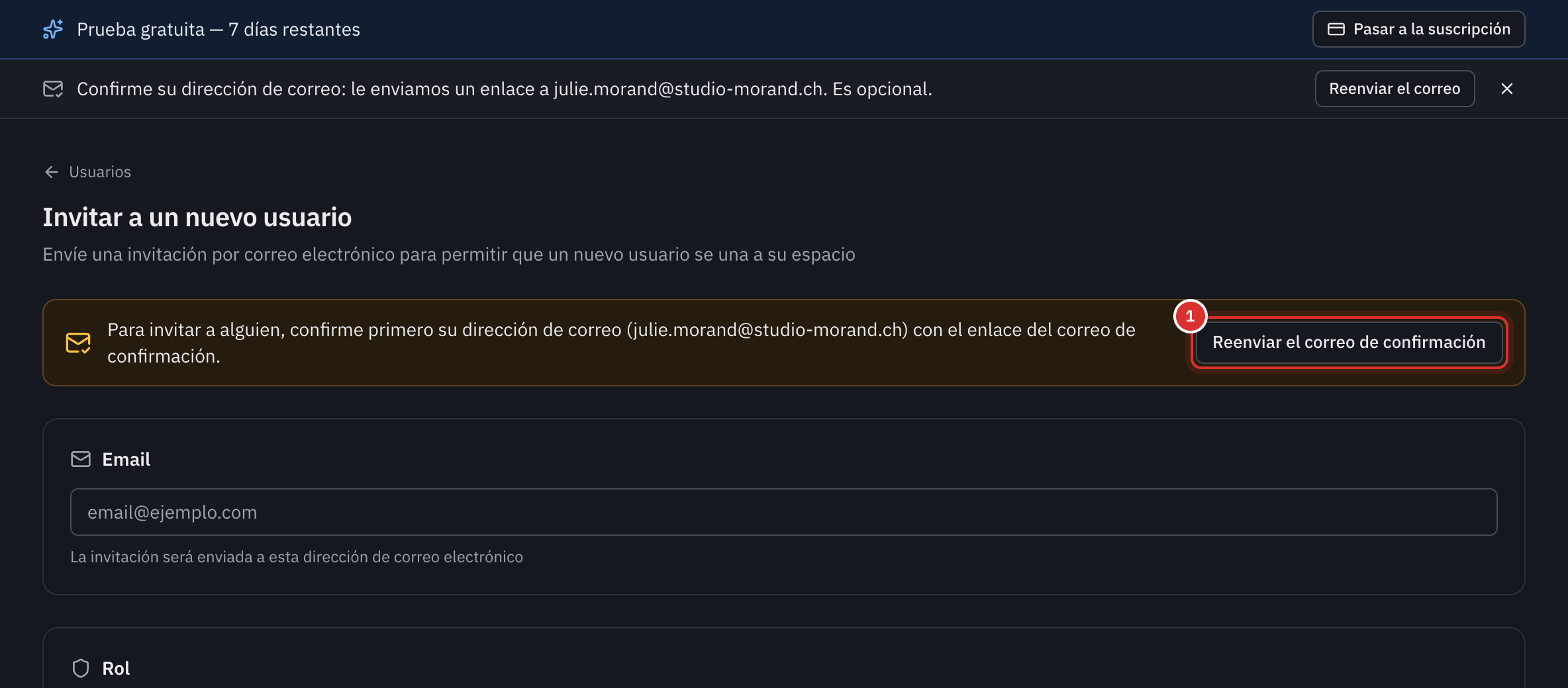 La página Invitar a un nuevo usuario de una cuenta cuya dirección no está confirmada: el mensaje Para invitar a alguien, confirme primero su dirección de correo, con el botón Reenviar el correo de confirmación.
