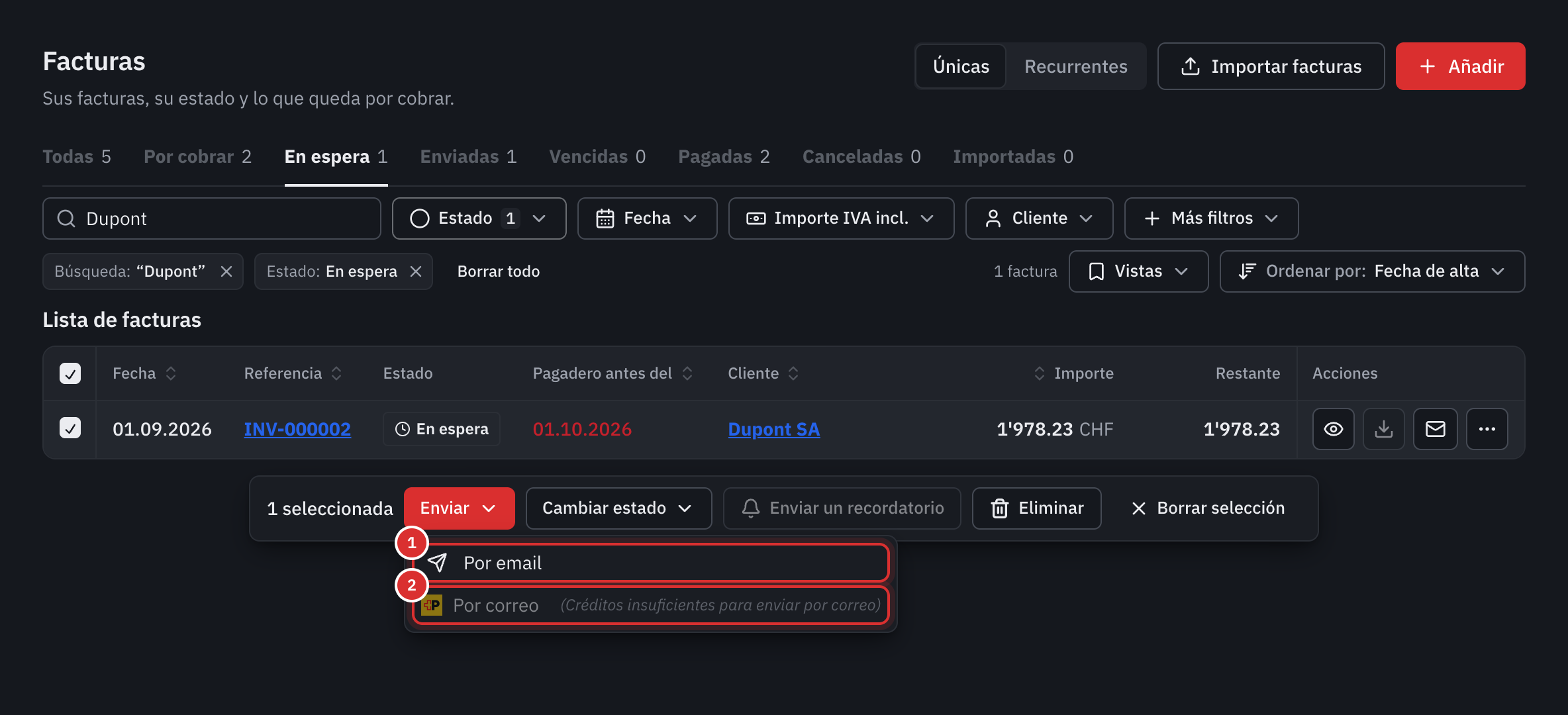 La lista de facturas con una factura marcada y el menú Enviar abierto: Por email y Por correo.