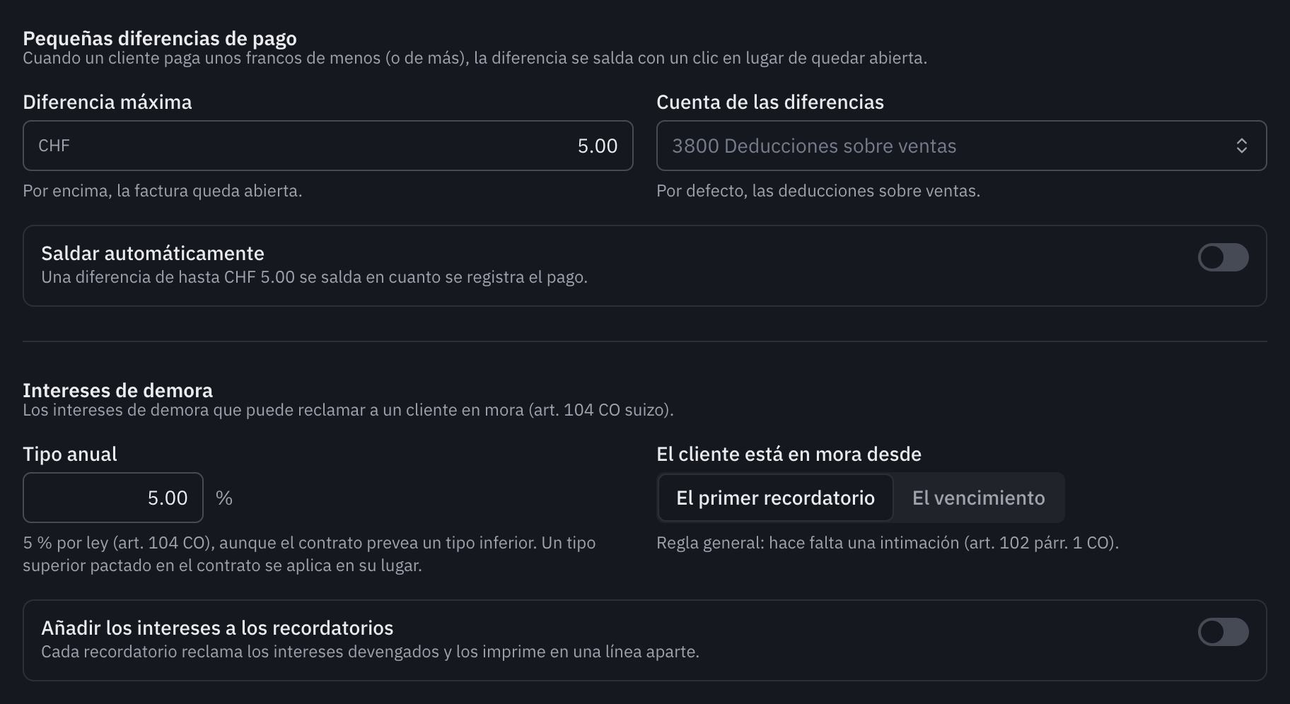 La sección Diferencias e intereses de demora: las pequeñas diferencias de pago, el tipo anual del 5 %, el inicio de la mora con el primer recordatorio y la opción de añadir los intereses a los recordatorios.