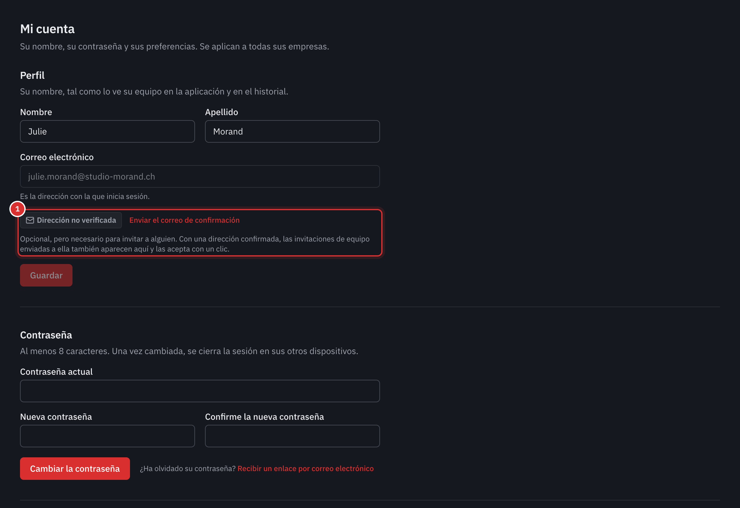 La página Mi cuenta: el perfil con el nombre, el apellido, el correo de inicio de sesión y, debajo, Dirección no verificada con el enlace Enviar el correo de confirmación, y después la contraseña actual, la nueva y su confirmación.