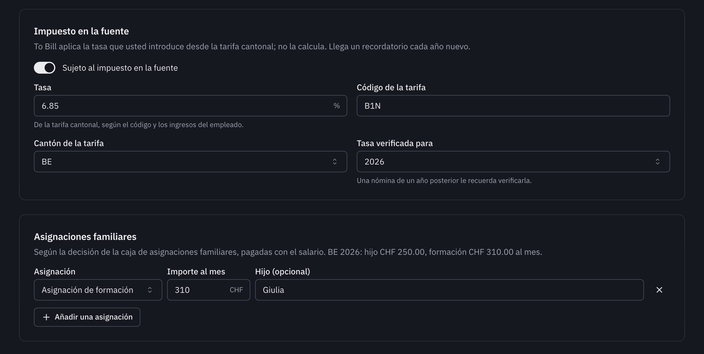 Las secciones Impuesto en la fuente y Asignaciones familiares de un empleado que tributa en la fuente, con una asignación de formación.