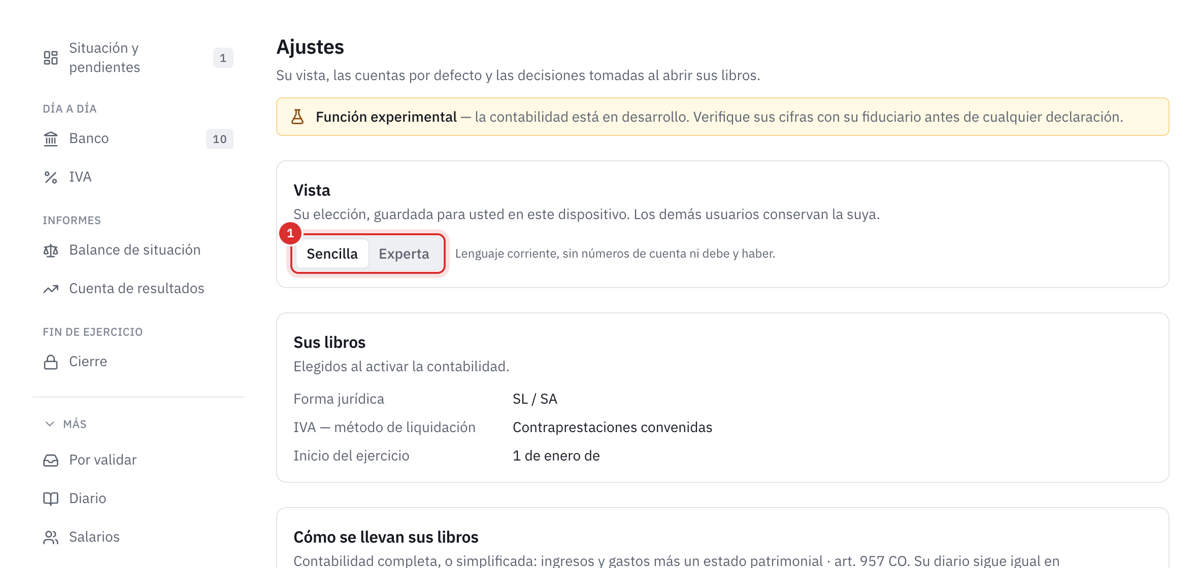 La parte superior de los ajustes: la elección de la vista Simple o Experta y, después, la forma jurídica, el método de liquidación del IVA y el inicio del ejercicio.