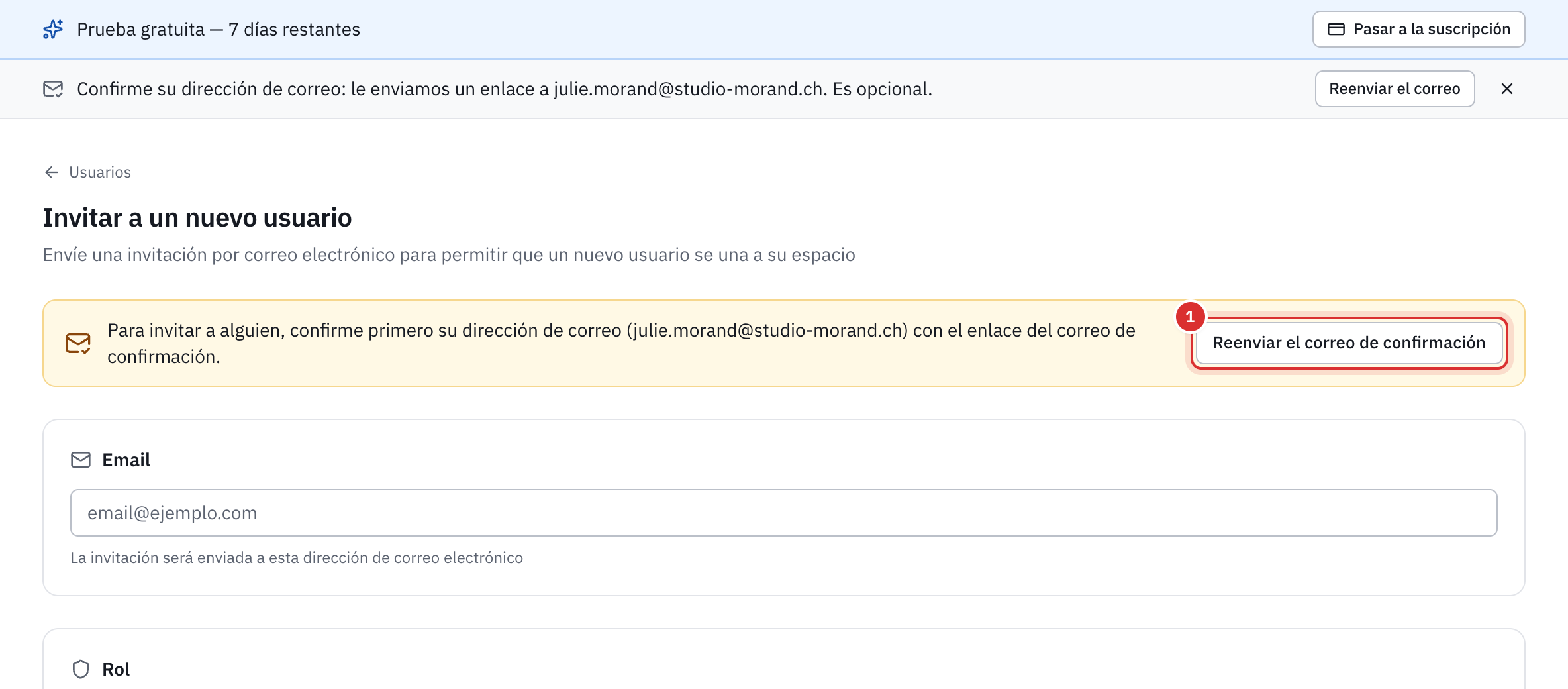 La página Invitar a un nuevo usuario de una cuenta cuya dirección no está confirmada: el mensaje Para invitar a alguien, confirme primero su dirección de correo, con el botón Reenviar el correo de confirmación.