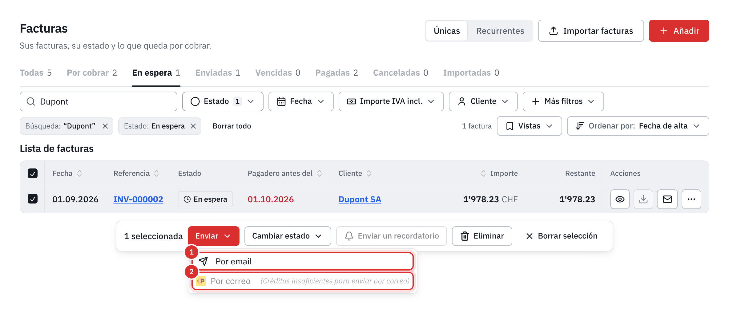 La lista de facturas con una factura marcada y el menú Enviar abierto: Por email y Por correo.