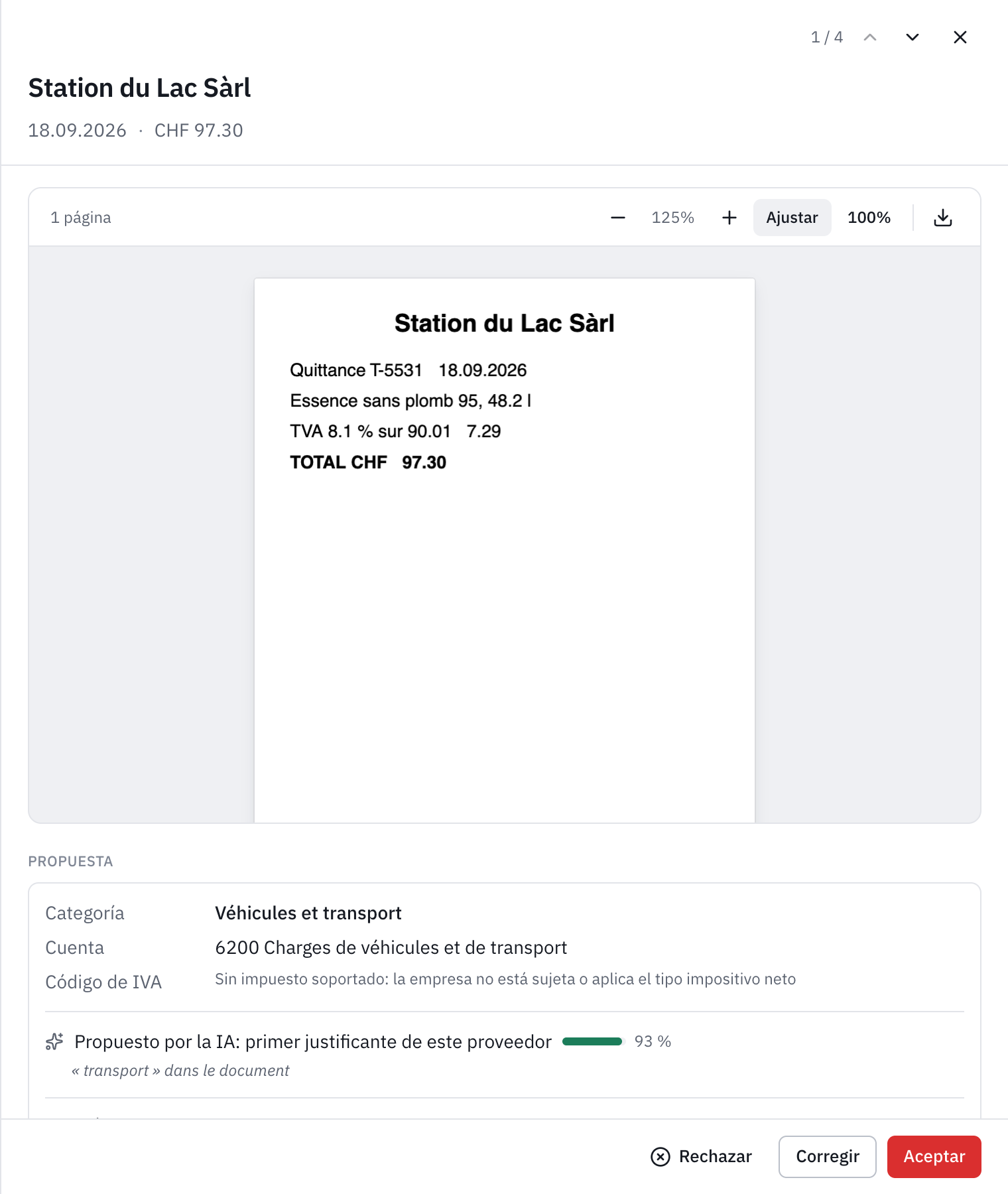 La ficha de un justificante: el tique de la gasolinera, la propuesta Véhicules et transport con la cuenta 6200, el motivo y los botones Rechazar, Corregir y Aceptar.
