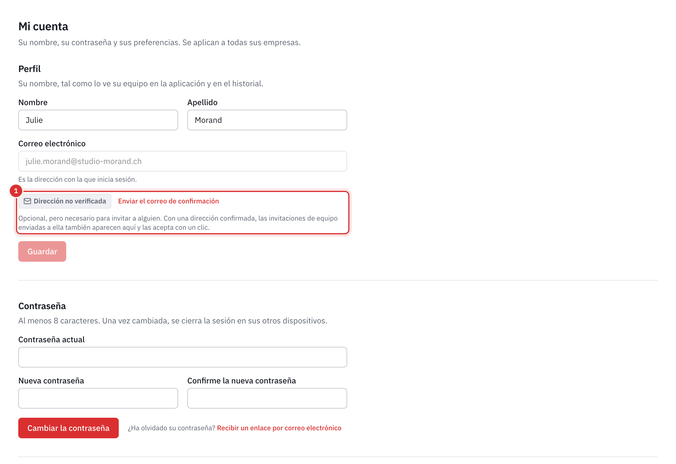 La página Mi cuenta: el perfil con el nombre, el apellido, el correo de inicio de sesión y, debajo, Dirección no verificada con el enlace Enviar el correo de confirmación, y después la contraseña actual, la nueva y su confirmación.