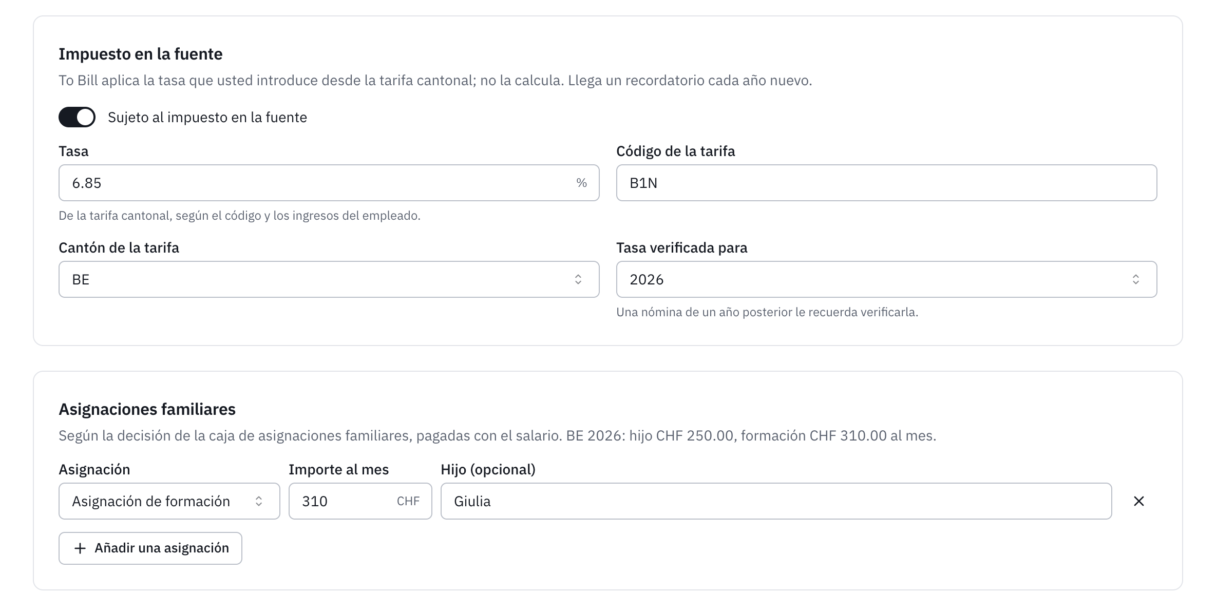 Las secciones Impuesto en la fuente y Asignaciones familiares de un empleado que tributa en la fuente, con una asignación de formación.