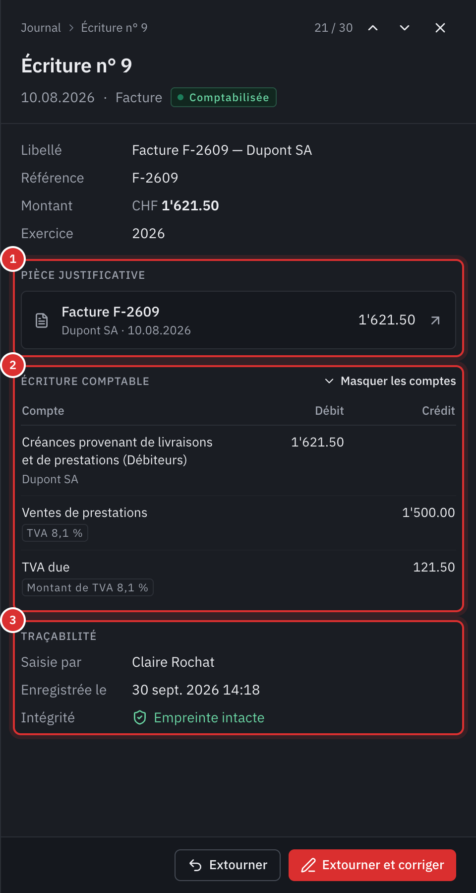 Le panneau d’une écriture : la facture qui la justifie, ses lignes au débit et au crédit, et son empreinte intacte.