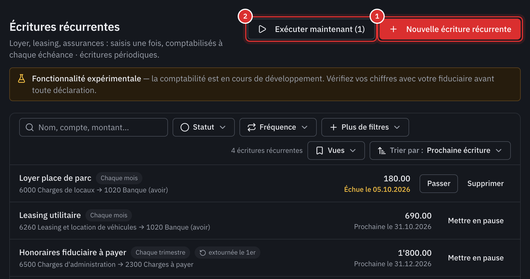 La liste des écritures récurrentes : un loyer de place de parc échu avec le bouton Passer, un leasing, des honoraires à payer extournés le 1er et une assurance annuelle.