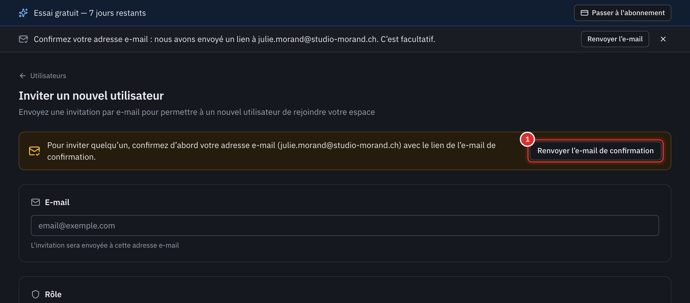La page Inviter un nouvel utilisateur d’un compte dont l’adresse n’est pas confirmée : le message Pour inviter quelqu’un, confirmez d’abord votre adresse e-mail, avec le bouton Renvoyer l’e-mail de confirmation.