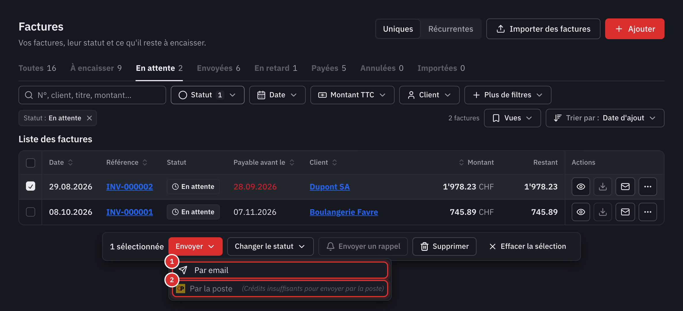 La liste des factures avec une facture cochée et le menu Envoyer ouvert : Par email et Par la poste.