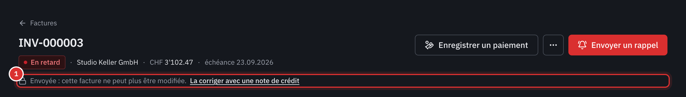 L’en-tête d’une facture en retard, avec le message Envoyée : cette facture ne peut plus être modifiée et le lien La corriger avec une note de crédit.