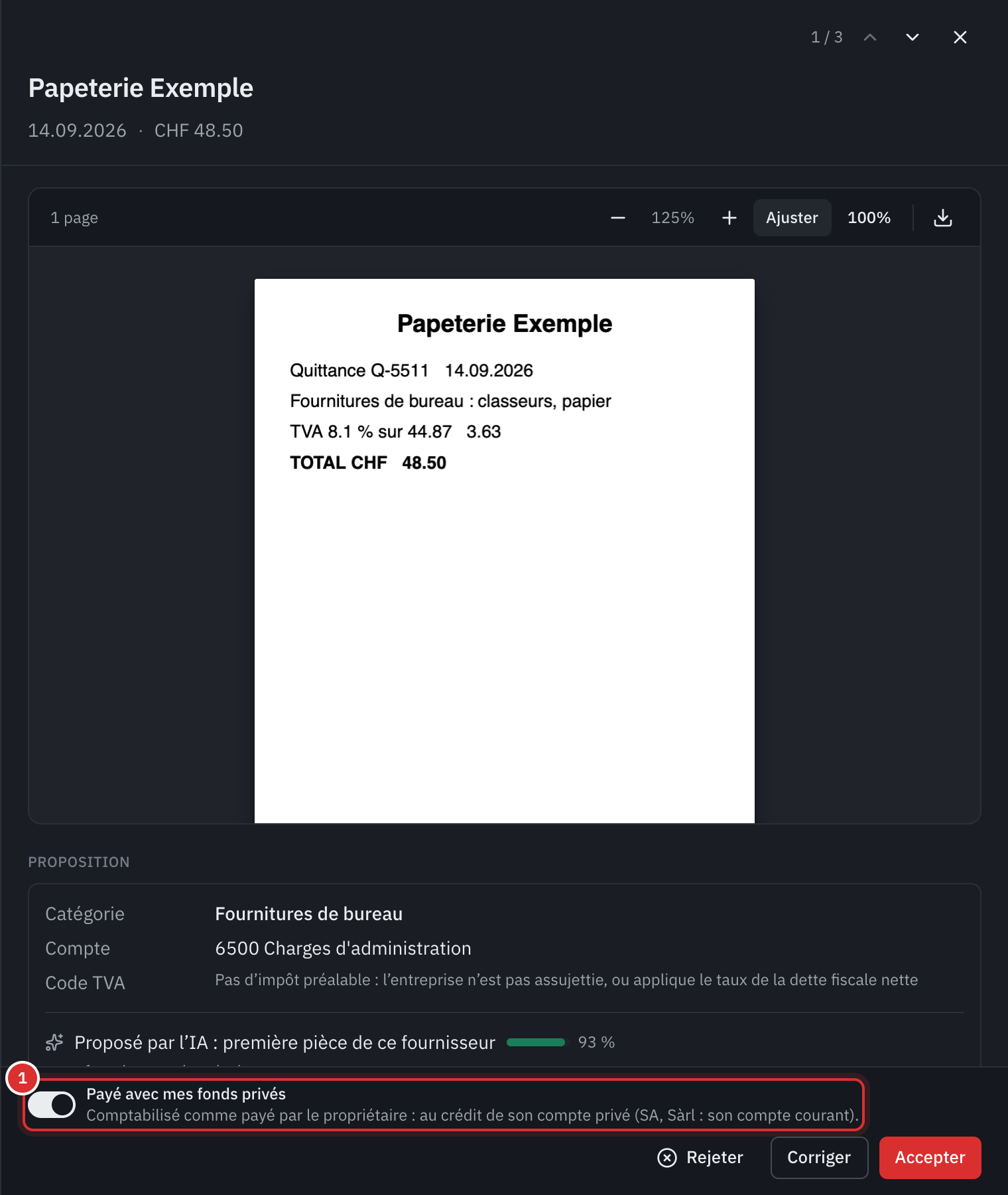 La fiche d’une pièce de Papeterie Exemple dans À valider : le reçu, la proposition Fournitures de bureau, et en bas l’interrupteur Payé avec mes fonds privés activé, avec les boutons Rejeter, Corriger et Accepter.