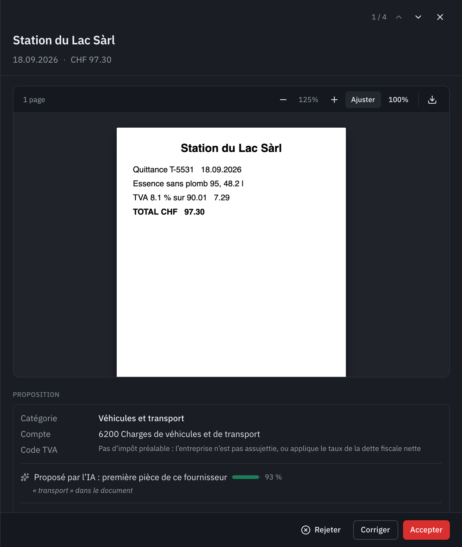La fiche d’une pièce : le ticket de la station-service, la proposition Véhicules et transport avec le compte 6200, la raison et les boutons Rejeter, Corriger et Accepter.