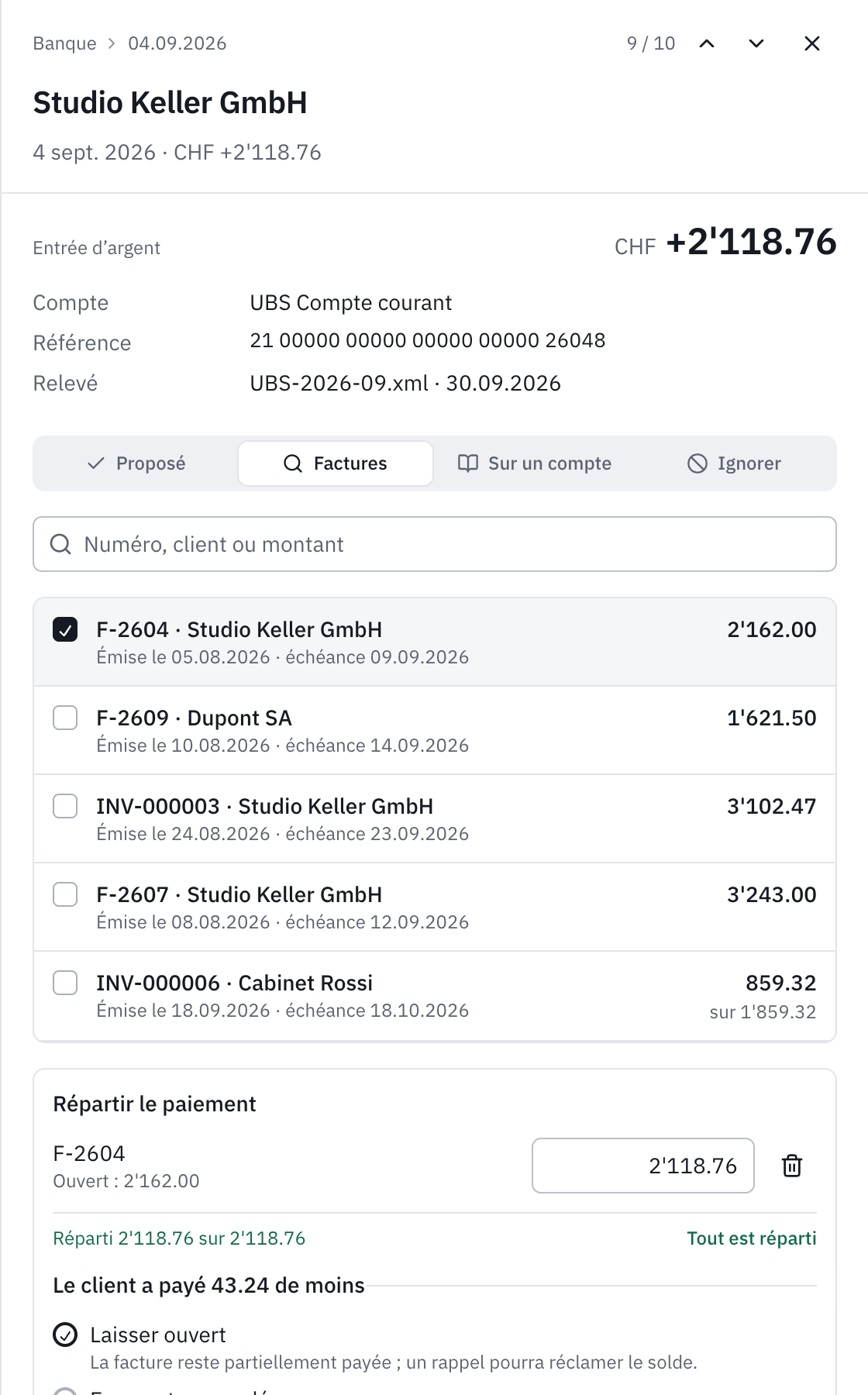 La répartition d’un paiement de 2’118.76 sur la facture F-2604 de 2’162.00, et les trois choix pour les 43.24 manquants : Laisser ouvert, Escompte accordé, Frais bancaires retenus par le client.