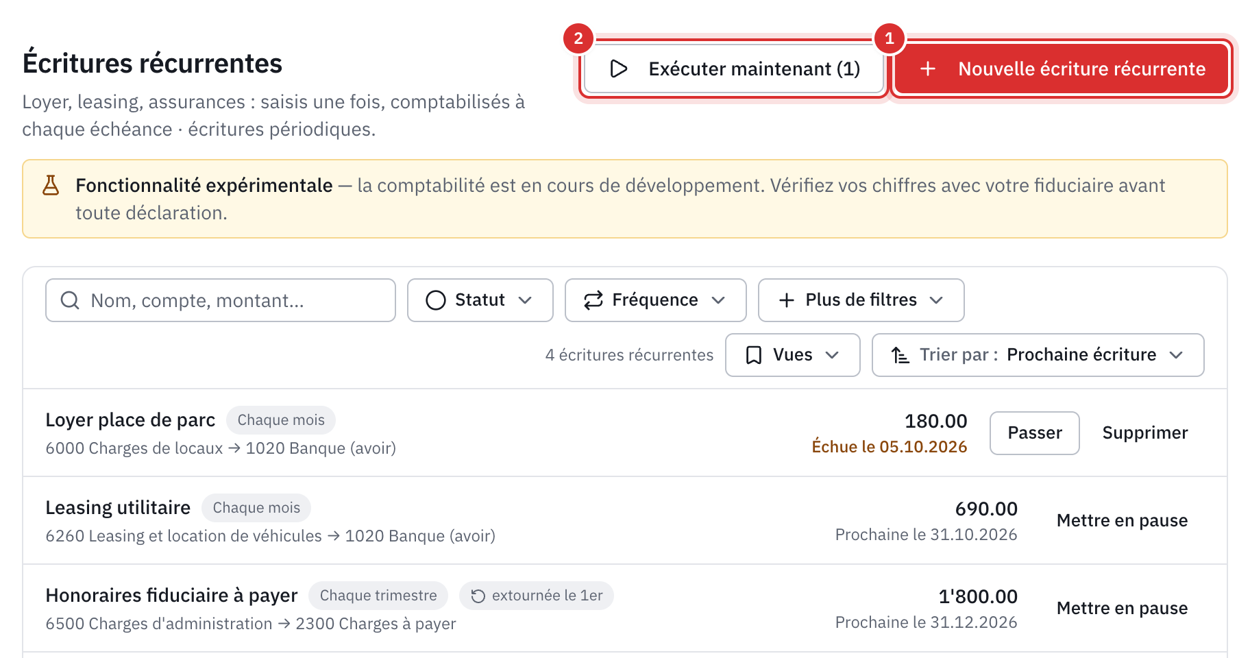 La liste des écritures récurrentes : un loyer de place de parc échu avec le bouton Passer, un leasing, des honoraires à payer extournés le 1er et une assurance annuelle.