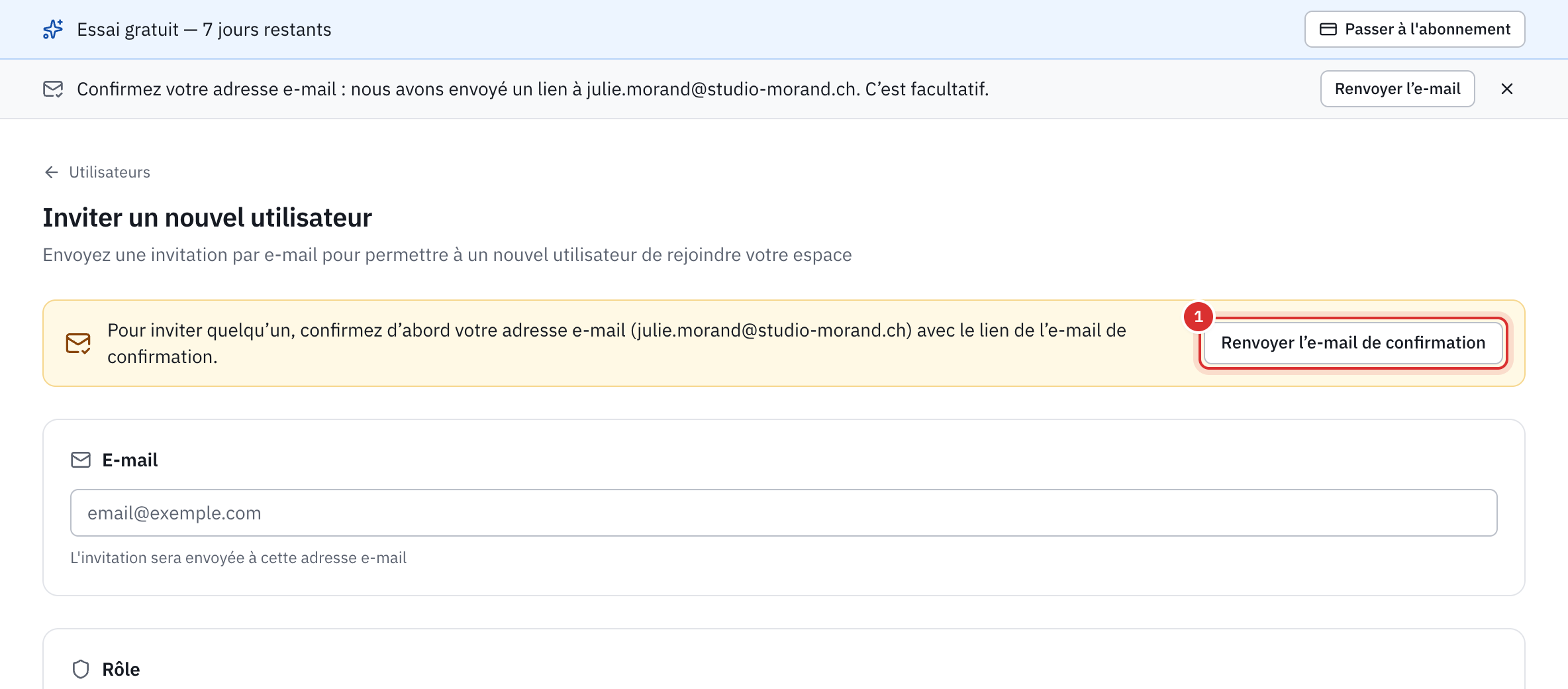 La page Inviter un nouvel utilisateur d’un compte dont l’adresse n’est pas confirmée : le message Pour inviter quelqu’un, confirmez d’abord votre adresse e-mail, avec le bouton Renvoyer l’e-mail de confirmation.