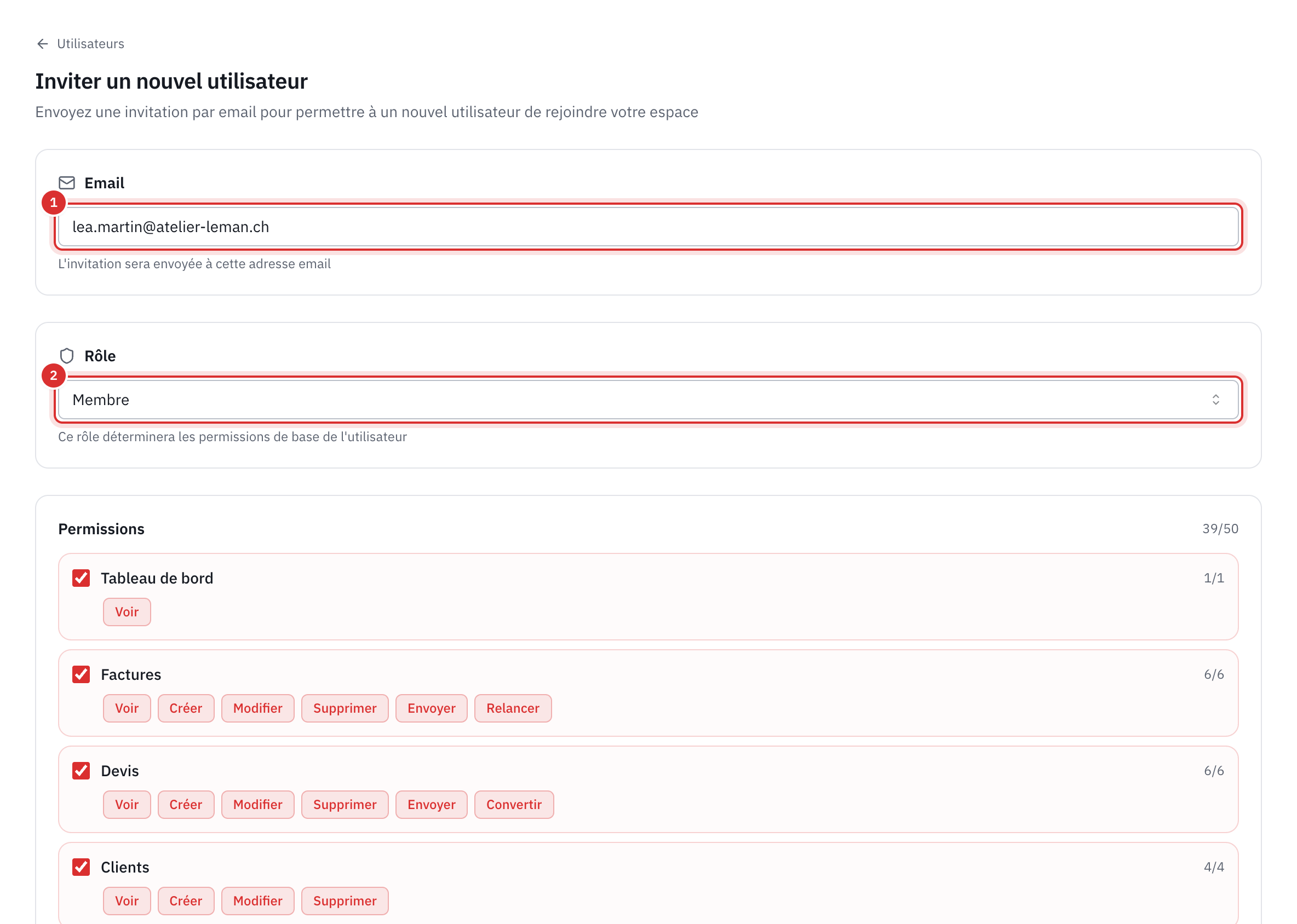 La page Inviter un nouvel utilisateur : l’e-mail, le rôle Membre choisi et les permissions cochées par domaine.