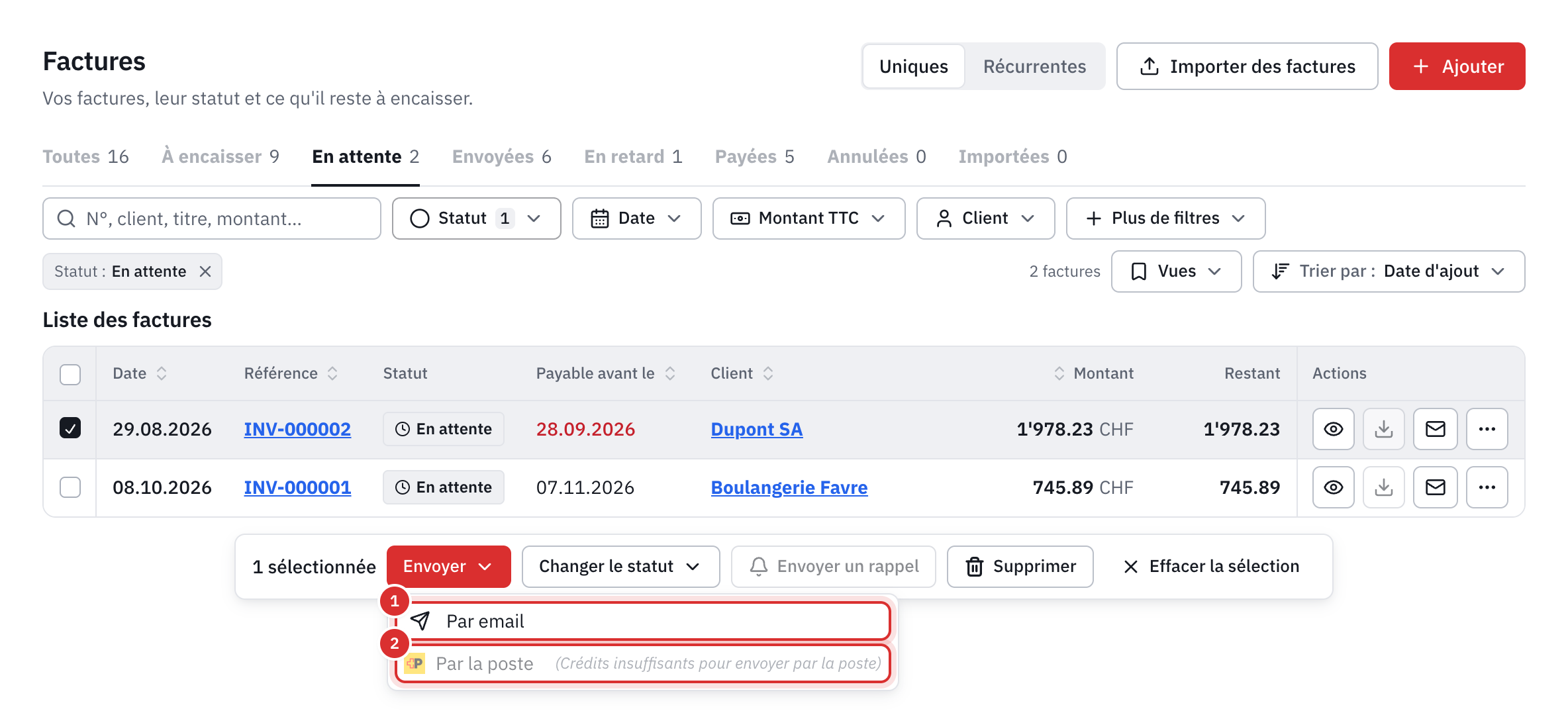 La liste des factures avec une facture cochée et le menu Envoyer ouvert : Par email et Par la poste.