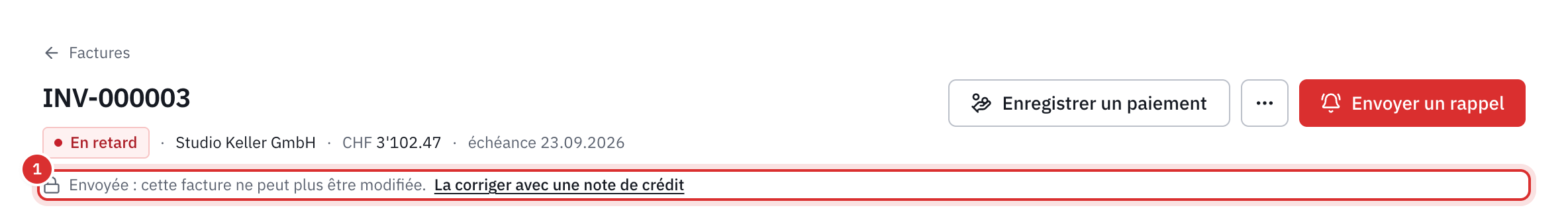 L’en-tête d’une facture en retard, avec le message Envoyée : cette facture ne peut plus être modifiée et le lien La corriger avec une note de crédit.