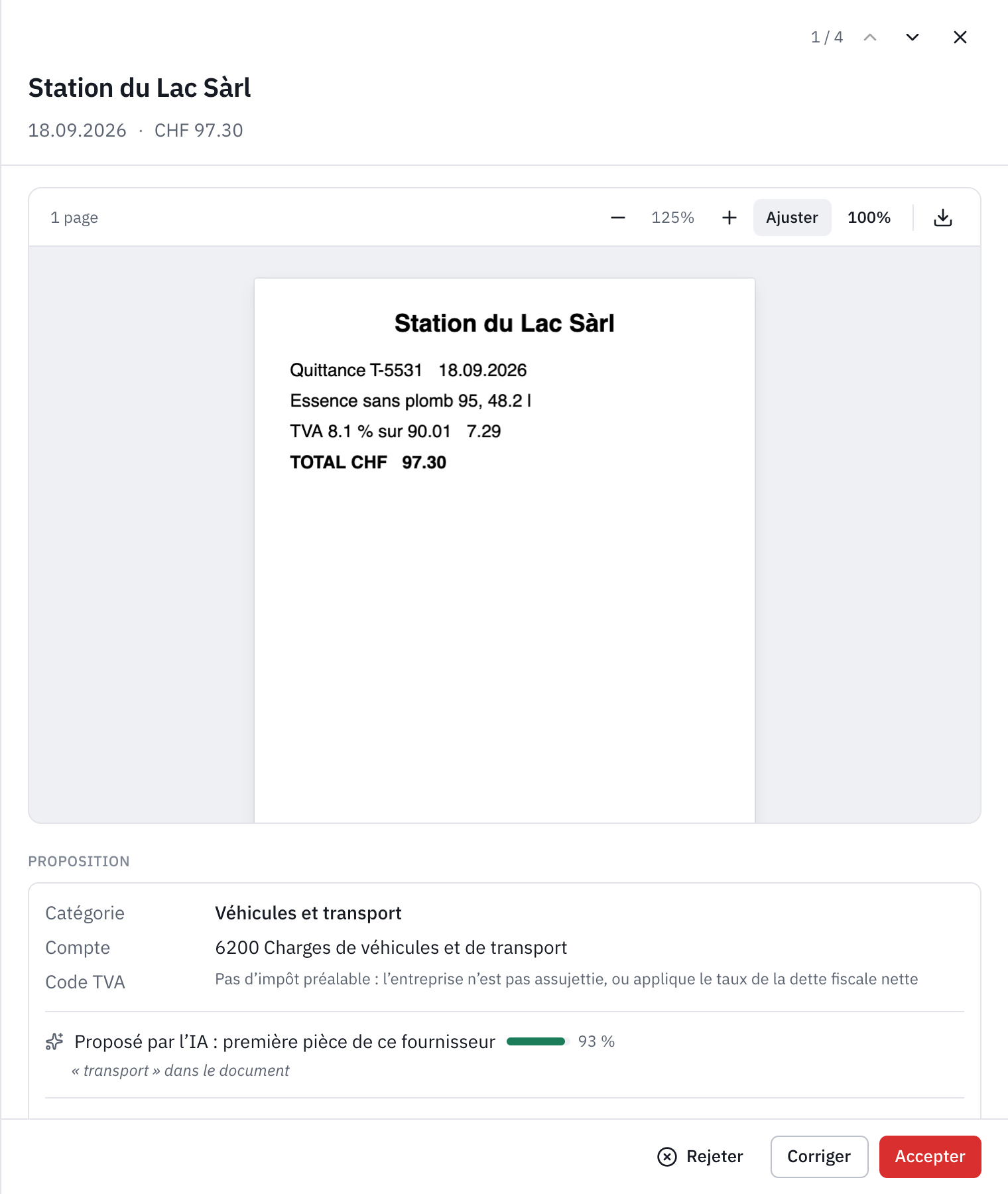 La fiche d’une pièce : le ticket de la station-service, la proposition Véhicules et transport avec le compte 6200, la raison et les boutons Rejeter, Corriger et Accepter.