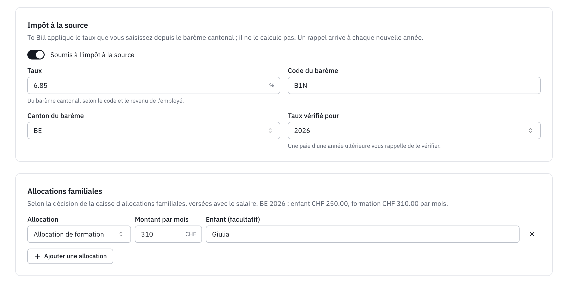 Les sections Impôt à la source et Allocations familiales d’un employé imposé à la source, avec une allocation de formation.