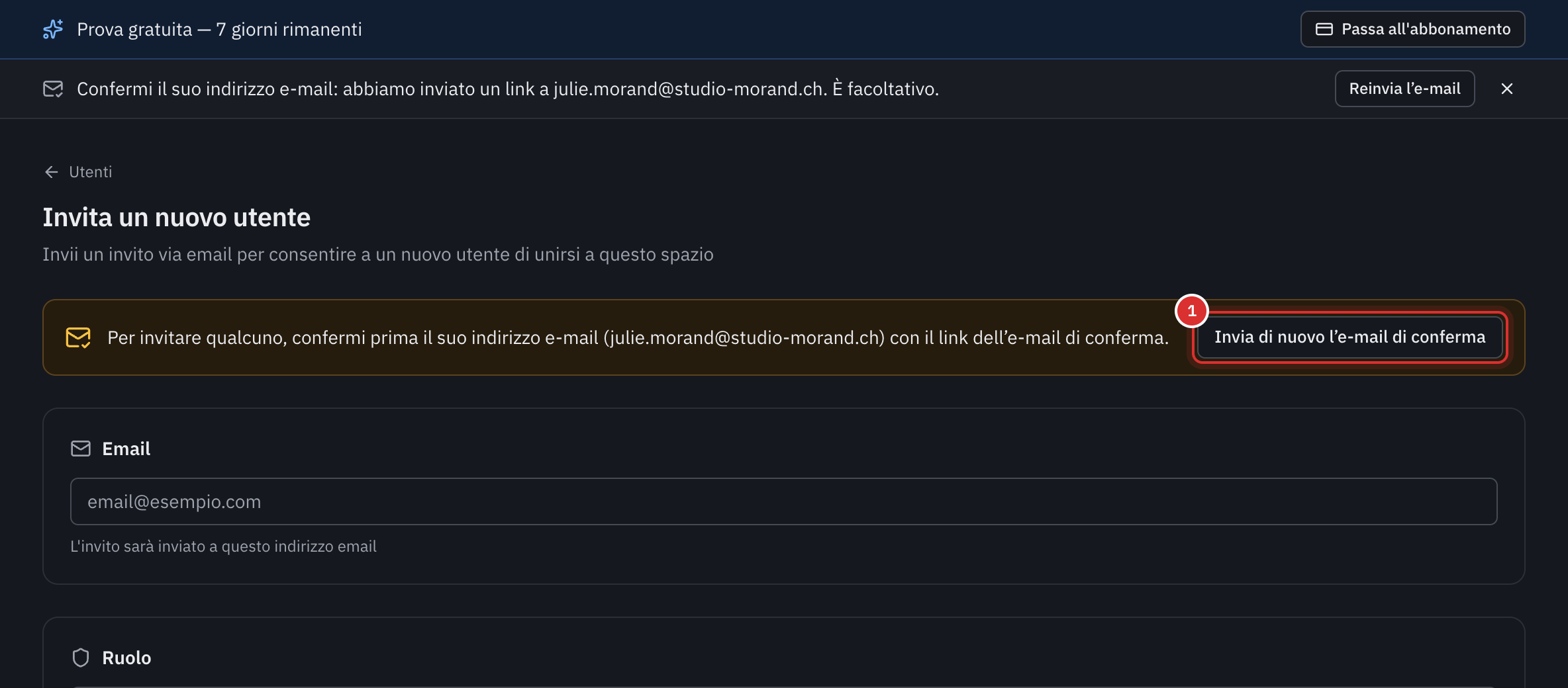 La pagina Invita un nuovo utente di un account con l’indirizzo non confermato: il messaggio Per invitare qualcuno, confermi prima il suo indirizzo e-mail, con il pulsante Invia di nuovo l’e-mail di conferma.