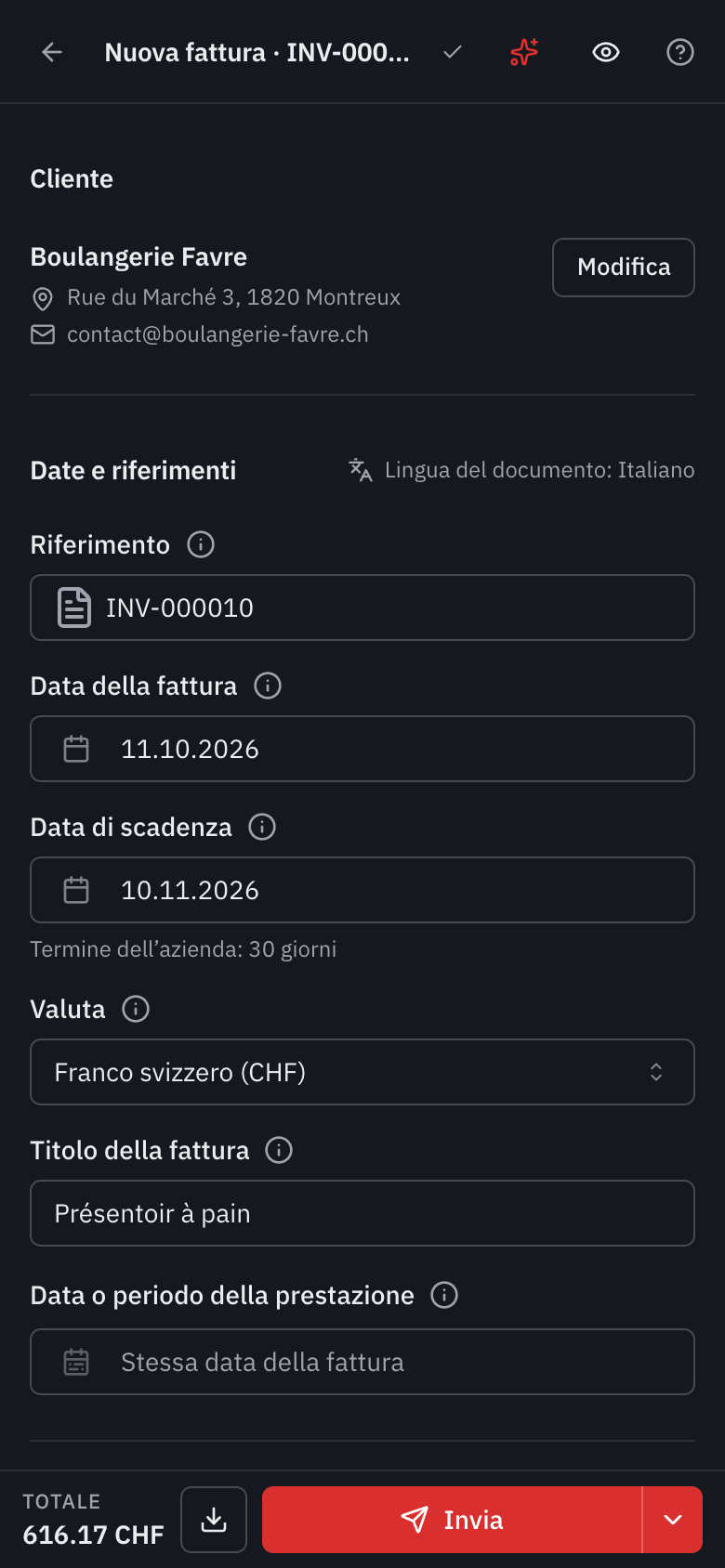 L’editor su un telefono: il cliente e le date su una colonna, l’occhio dell’anteprima in alto, e in basso il totale, lo scaricamento e il pulsante Invia.