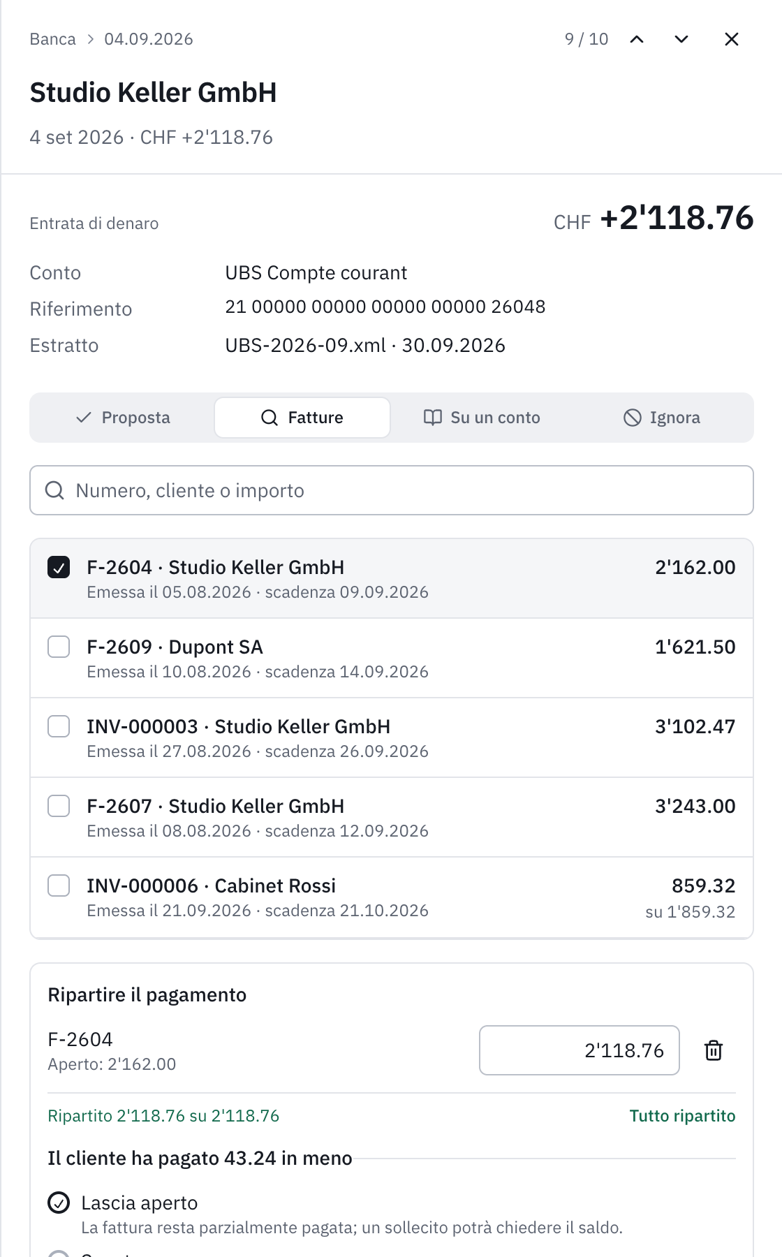 La ripartizione di un pagamento di 2’118.76 sulla fattura F-2604 di 2’162.00 e le tre scelte per i 43.24 mancanti: Lasciare aperto, Sconto concesso, Spese bancarie trattenute dal cliente.