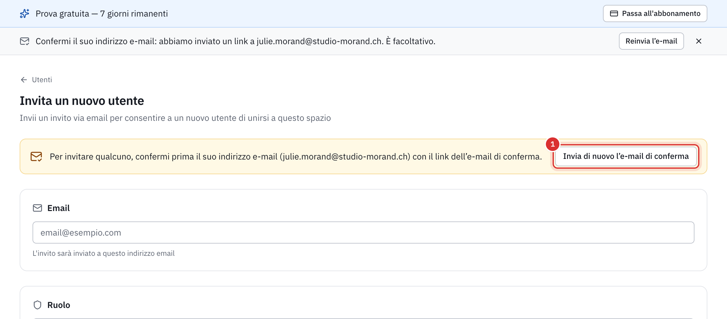 La pagina Invita un nuovo utente di un account con l’indirizzo non confermato: il messaggio Per invitare qualcuno, confermi prima il suo indirizzo e-mail, con il pulsante Invia di nuovo l’e-mail di conferma.